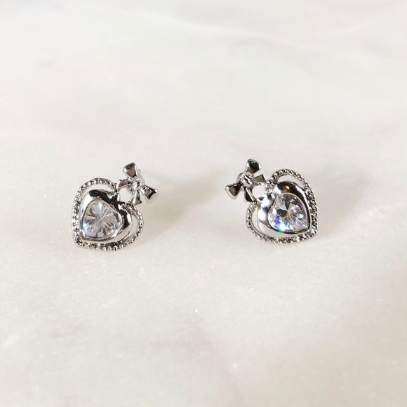 🎖HP 2X🏅 {Serena} Heart Bow Studs - Picture 3 of 5